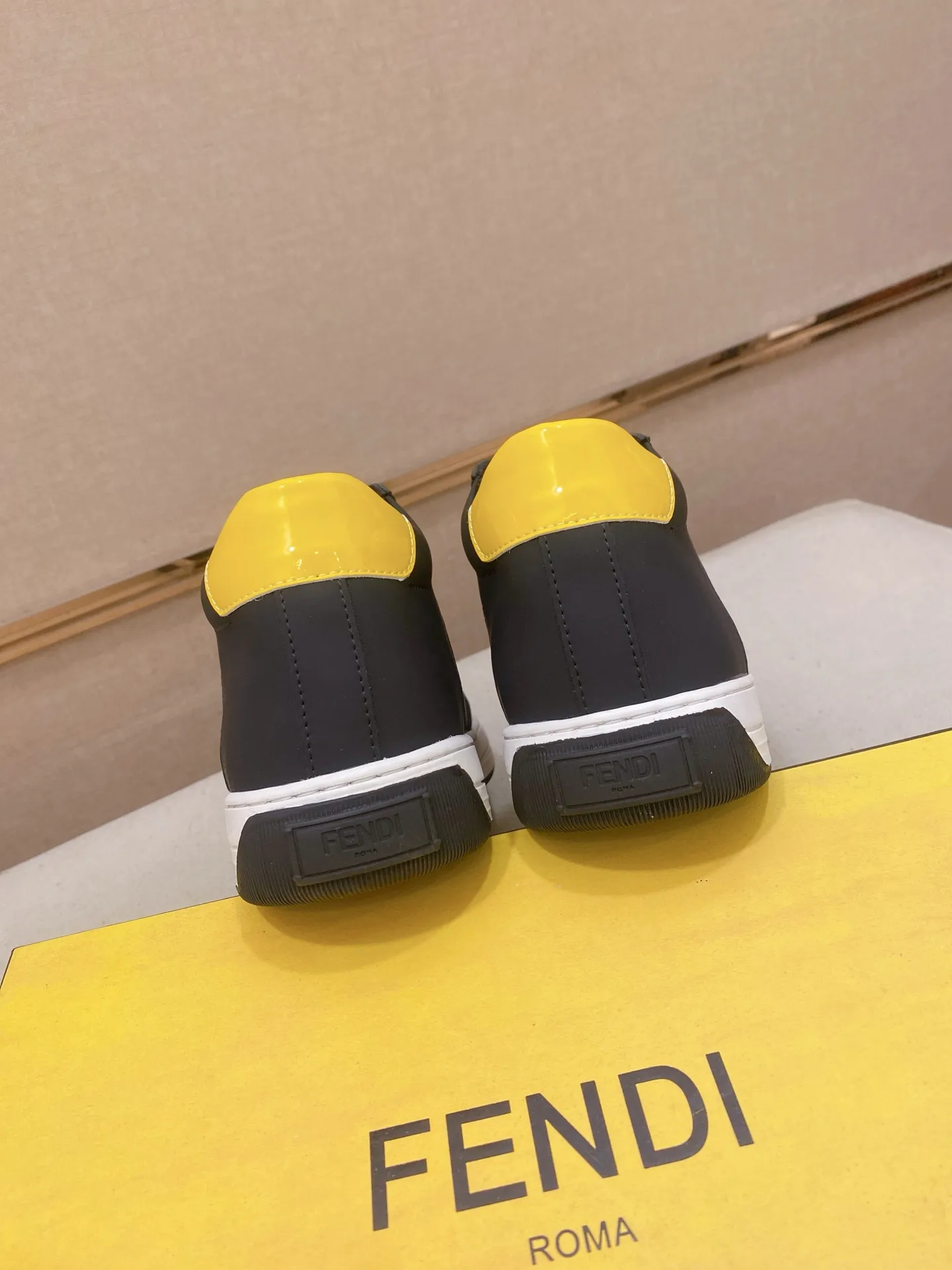 Factory price: 420💰[Fendi] Fendi’s latest men’s casual shoes! Available at counters simultaneously! A one-to-one replica of the original. All imported official website one-to-one cowhide fabric. The interior is made of top-grade sheepskin, and the original factory-supplied rubber outsole is used. Leading new fashion concepts. Matching code: 38-44. (can be customized for 45 non-refundable)